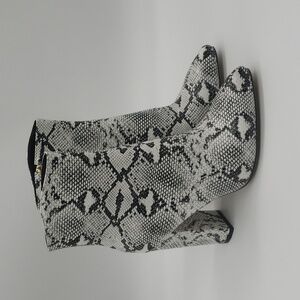 1532- Wetkiss Snake Print Ankle Zipper Up Women's knee Bootie Size 7.5